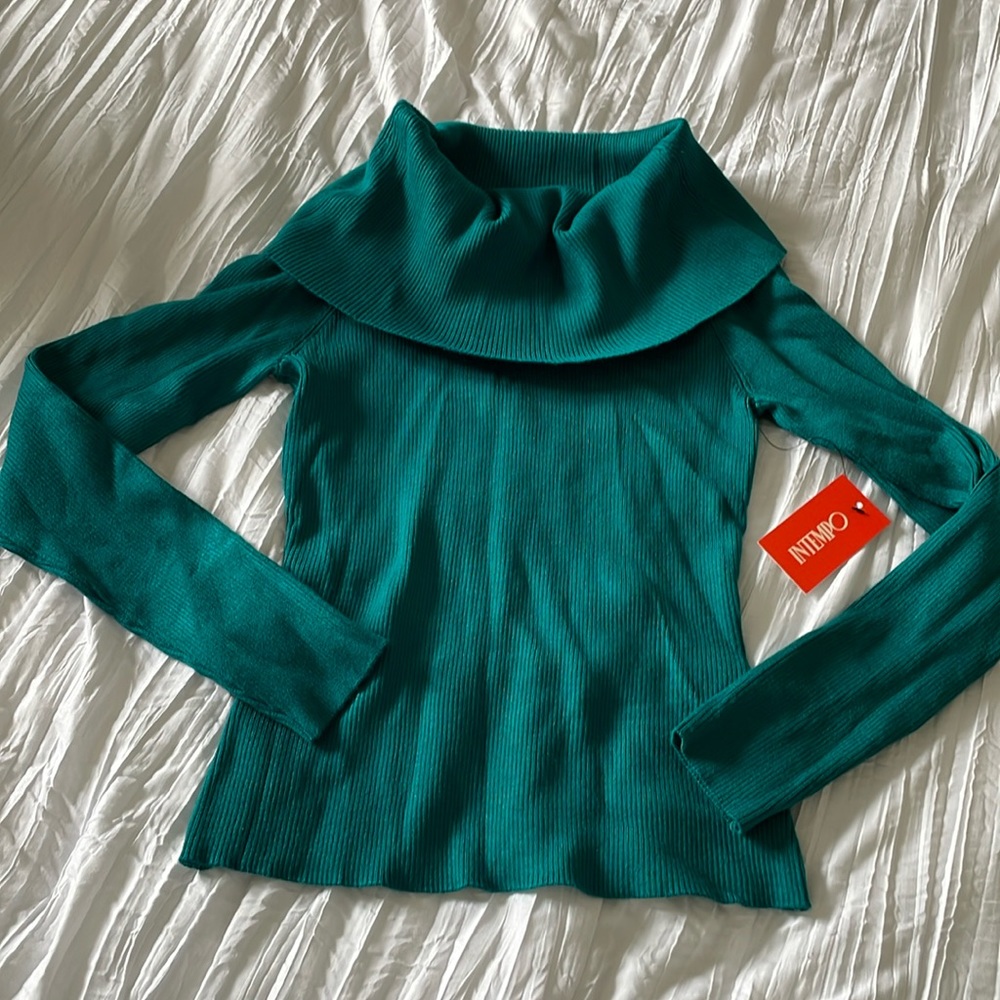 Woman’s: Off the shoulder long sleeve sweater Size:M